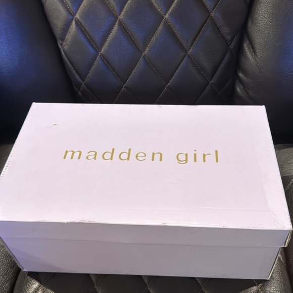 Madden Girl Women's Giia Sneaker - Picture 4 of 5